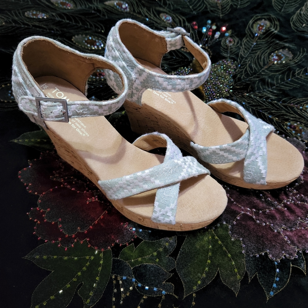 EUC Toms Heels